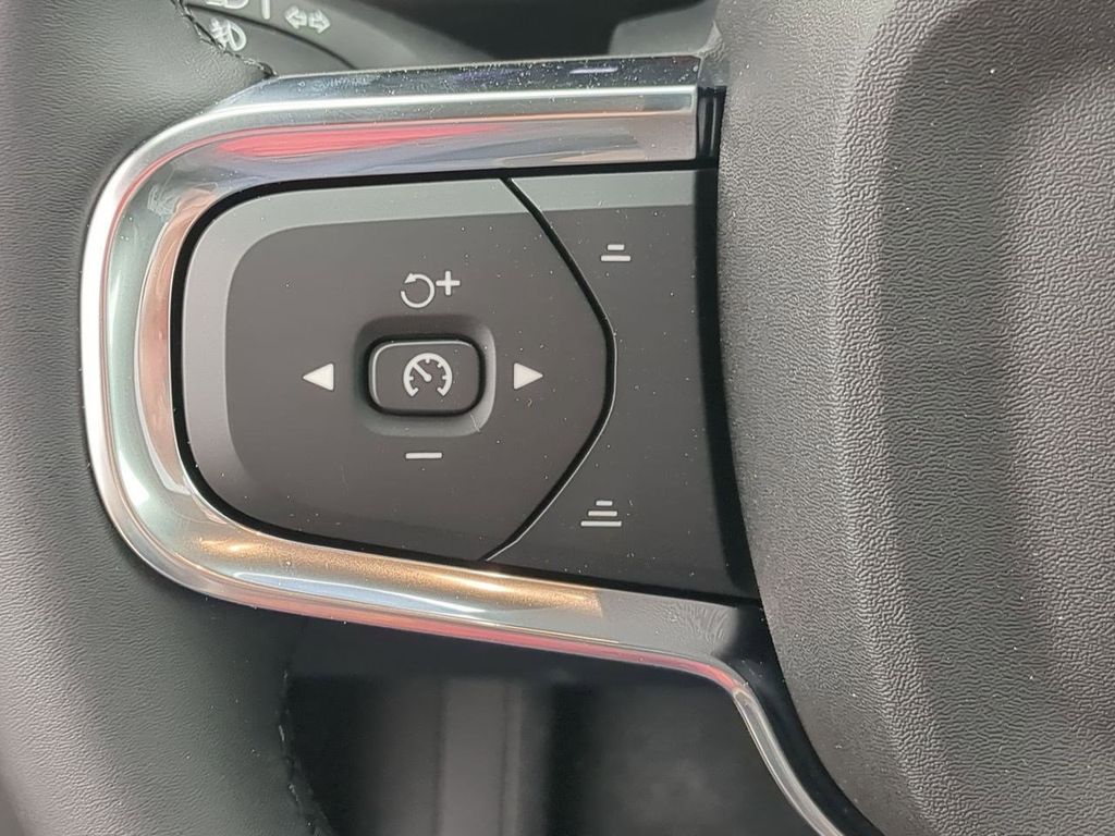 Thumbnail: 2026 Volvo XC40 - 27