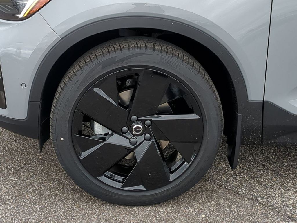 Thumbnail: 2026 Volvo XC40 - 8