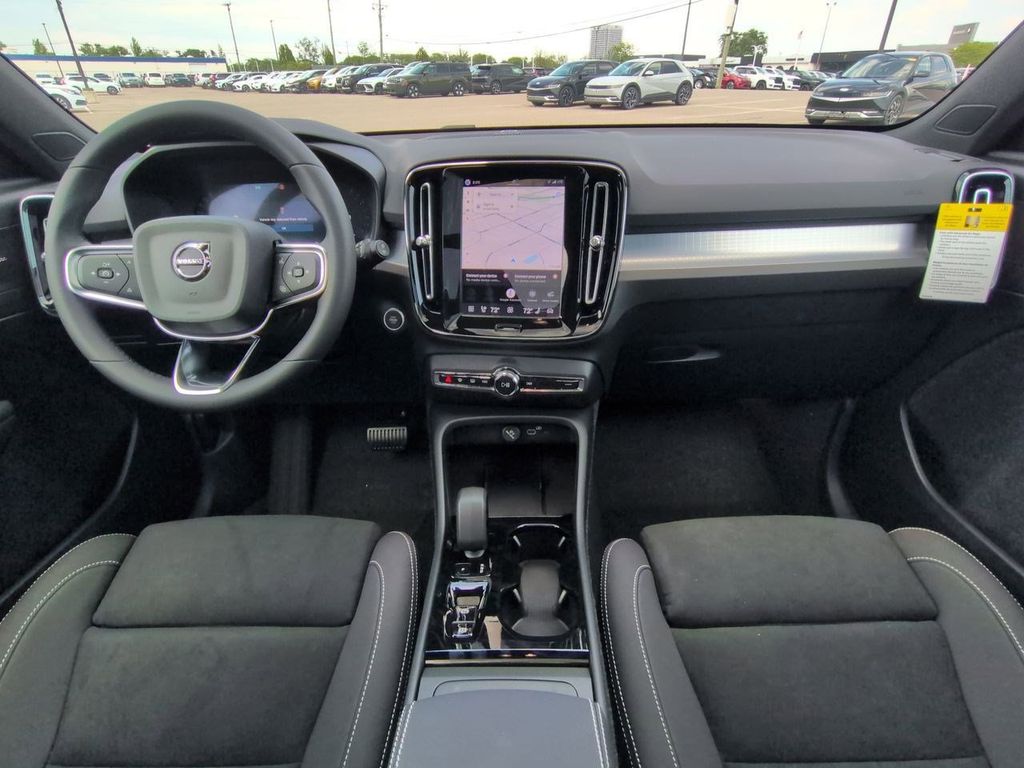 Thumbnail: 2026 Volvo XC40 - 10