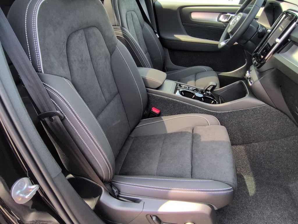 Thumbnail: 2026 Volvo XC40 - 12