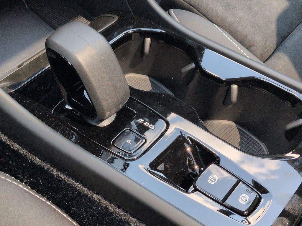Thumbnail: 2026 Volvo XC40 - 36
