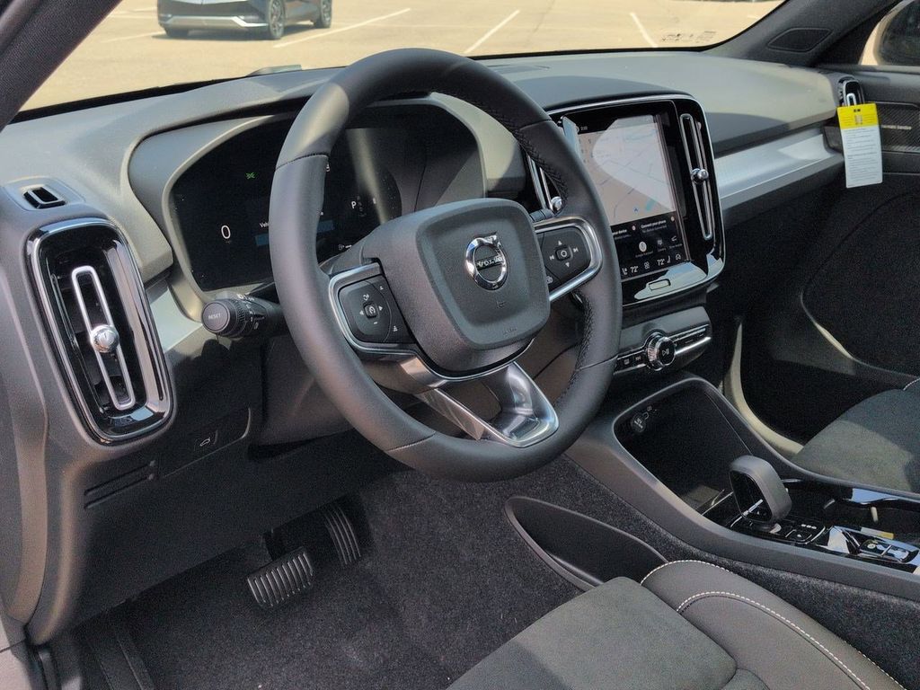 Thumbnail: 2026 Volvo XC40 - 2