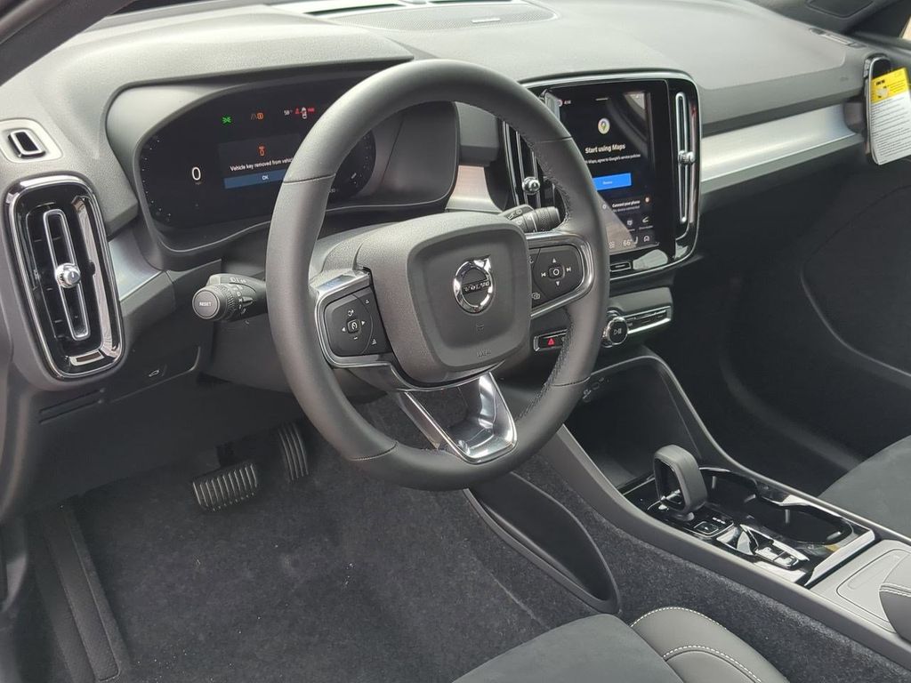 Thumbnail: 2026 Volvo XC40 - 2