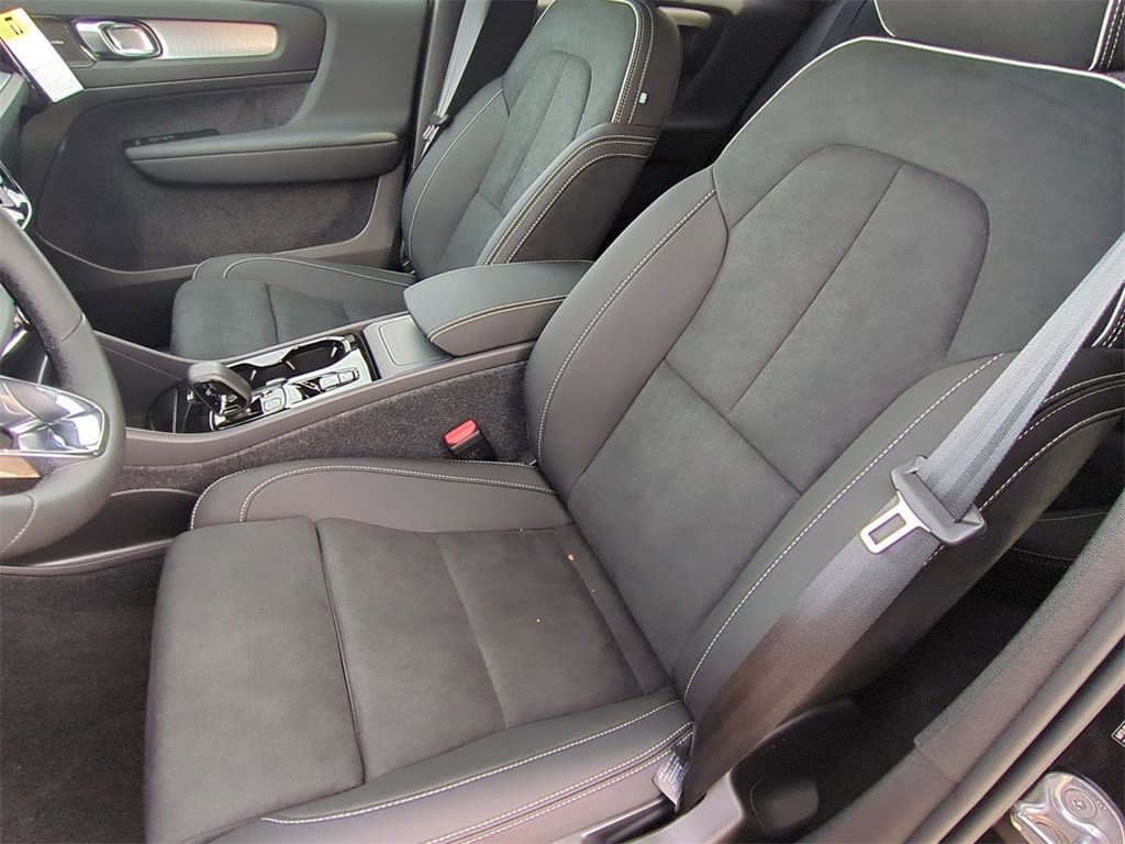 Thumbnail: 2026 Volvo XC40 - 11