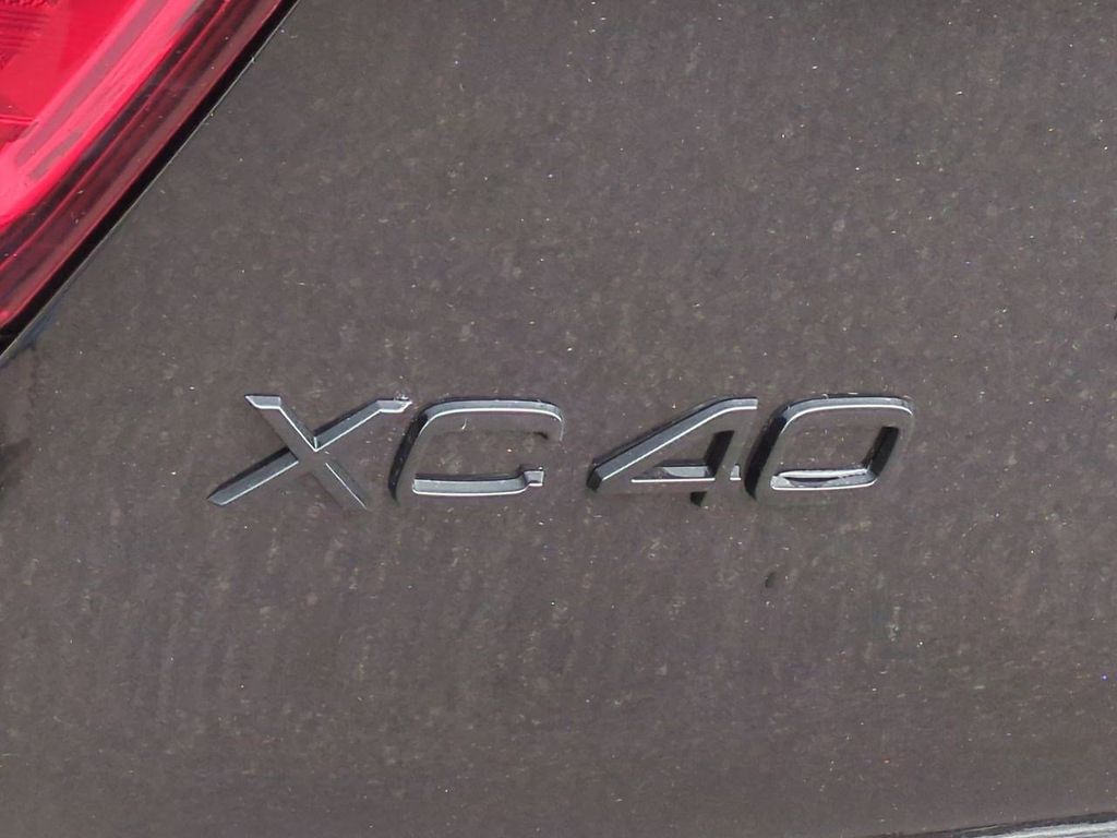 Thumbnail: 2026 Volvo XC40 - 22