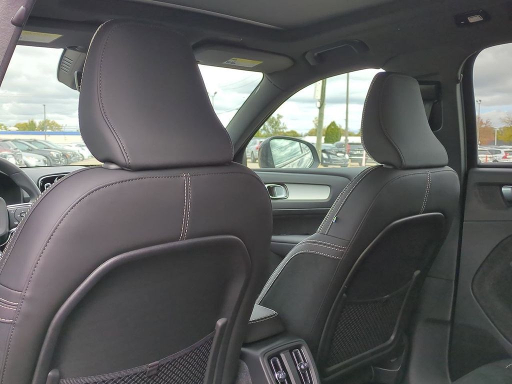 Thumbnail: 2026 Volvo XC40 - 12