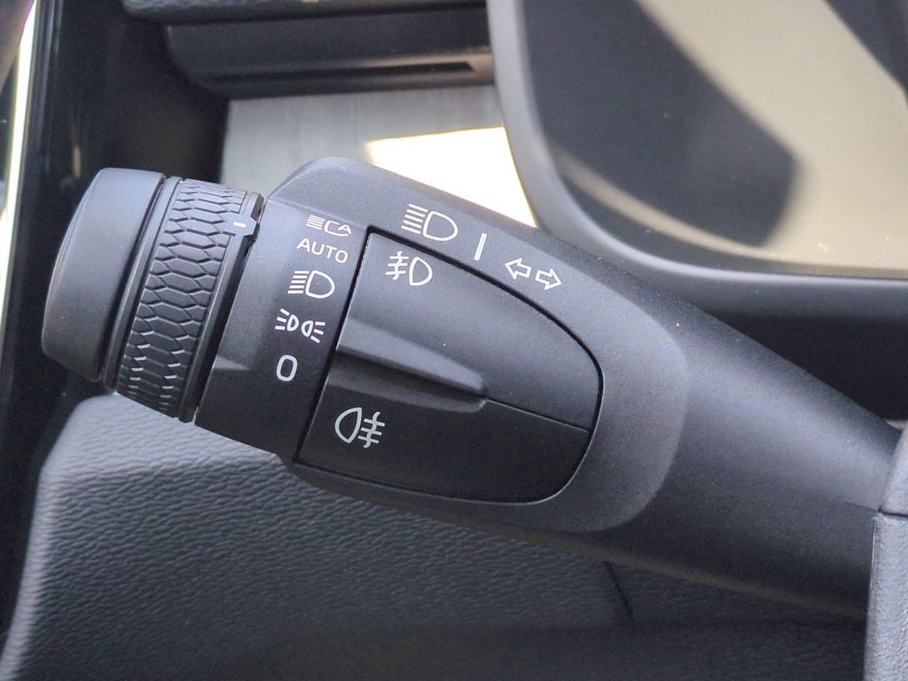 2024 Volvo XC40 B5 Plus 33