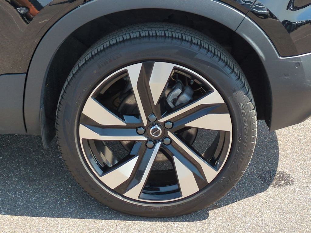 2024 Volvo XC40 B5 Plus 8