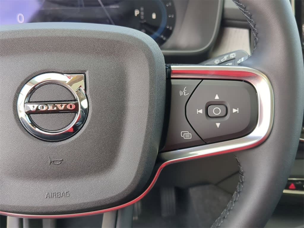 Thumbnail: 2025 Volvo XC40 - 30