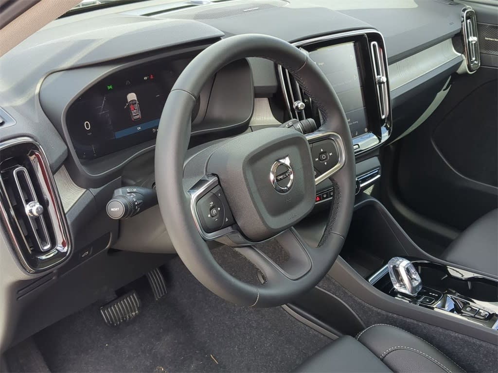 Thumbnail: 2025 Volvo XC40 - 2