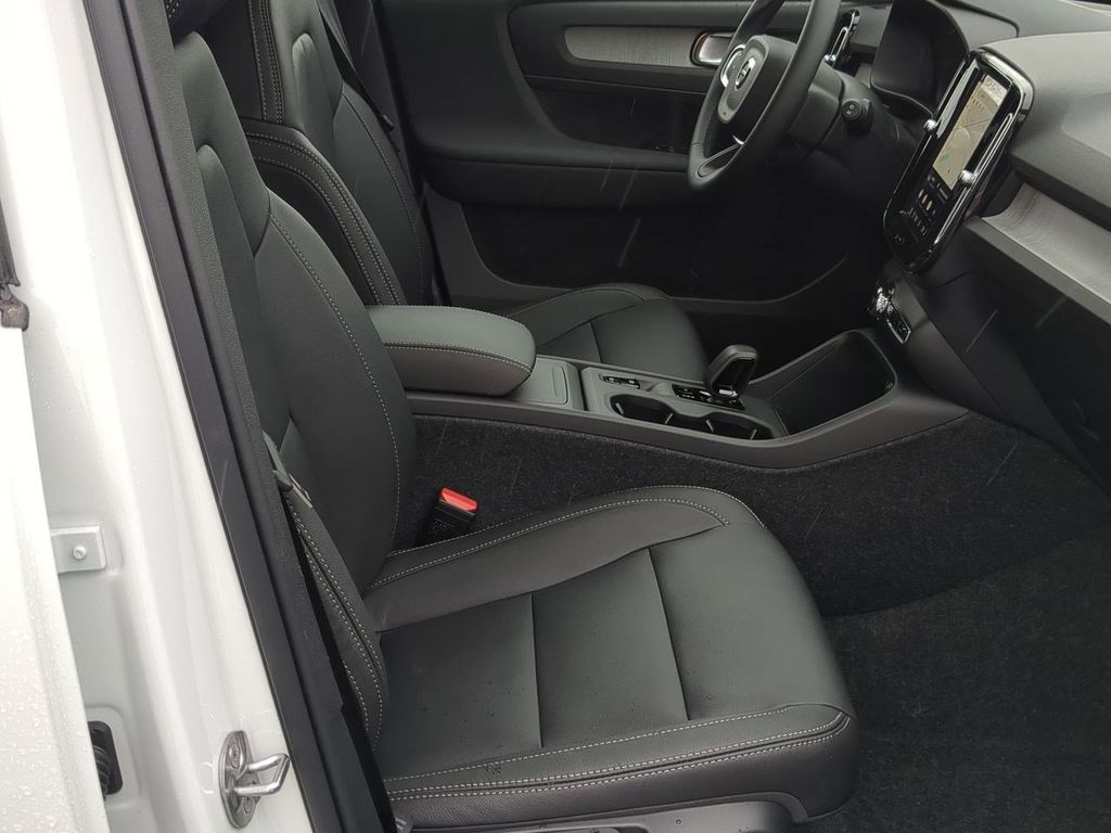 Thumbnail: 2026 Volvo XC40 - 11