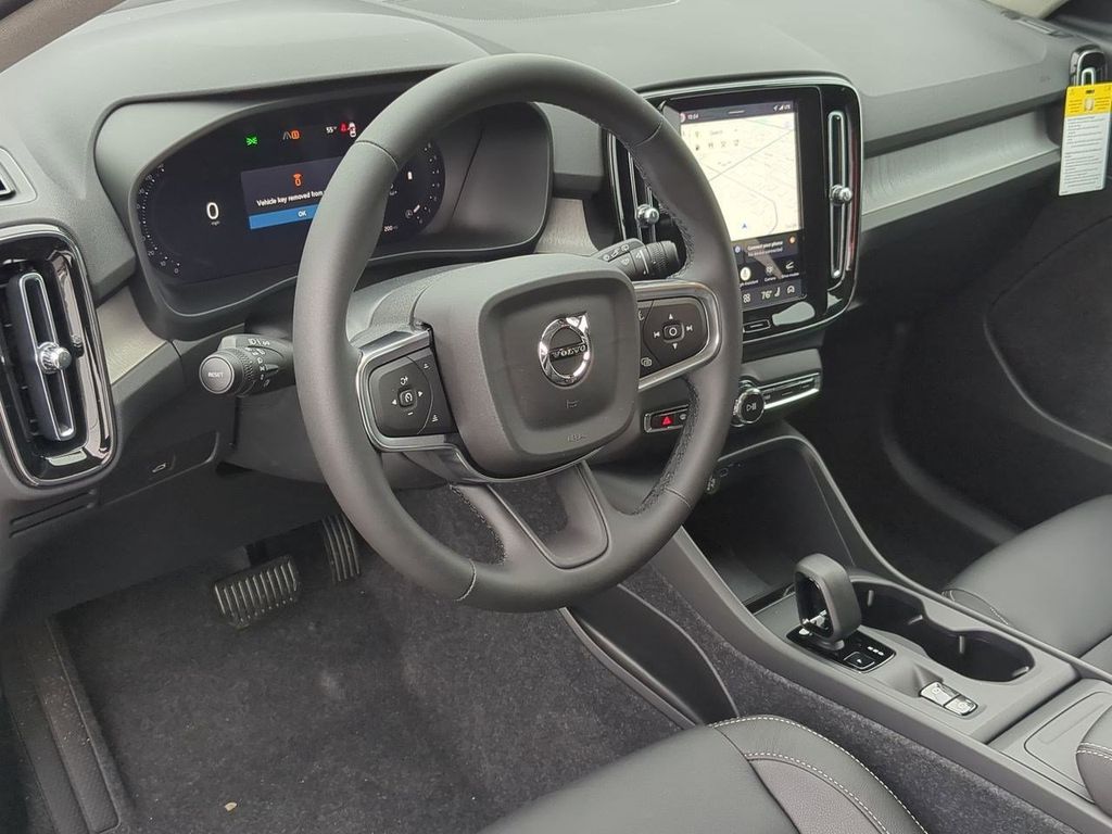 Thumbnail: 2026 Volvo XC40 - 2