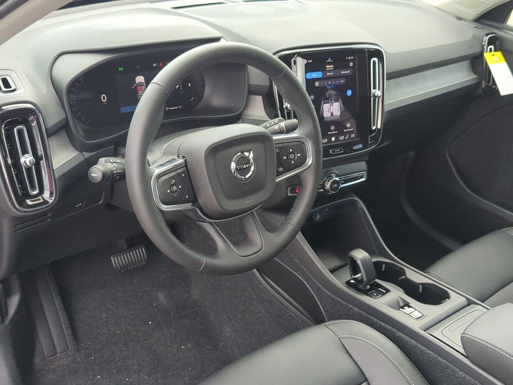 Thumbnail: 2026 Volvo XC40 - 2