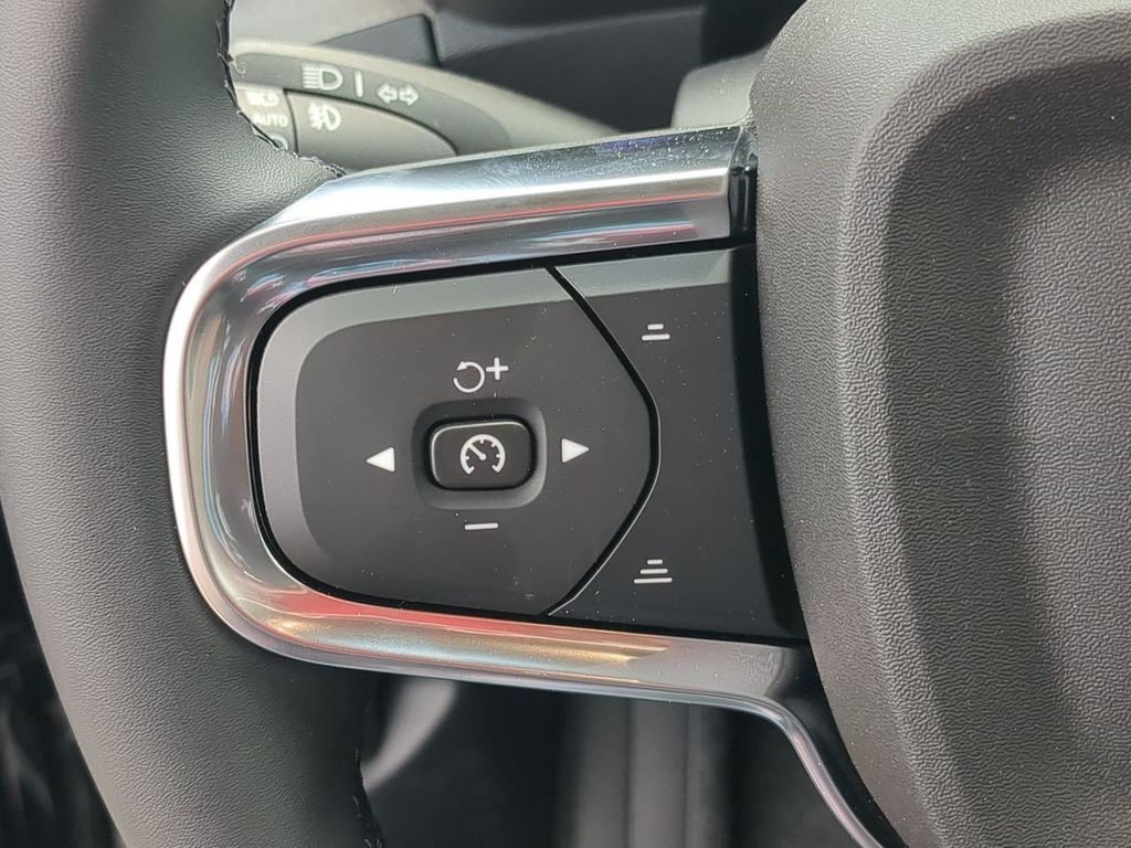 Thumbnail: 2026 Volvo XC40 - 26