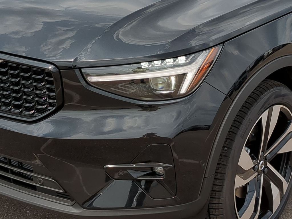 Thumbnail: 2026 Volvo XC40 - 21