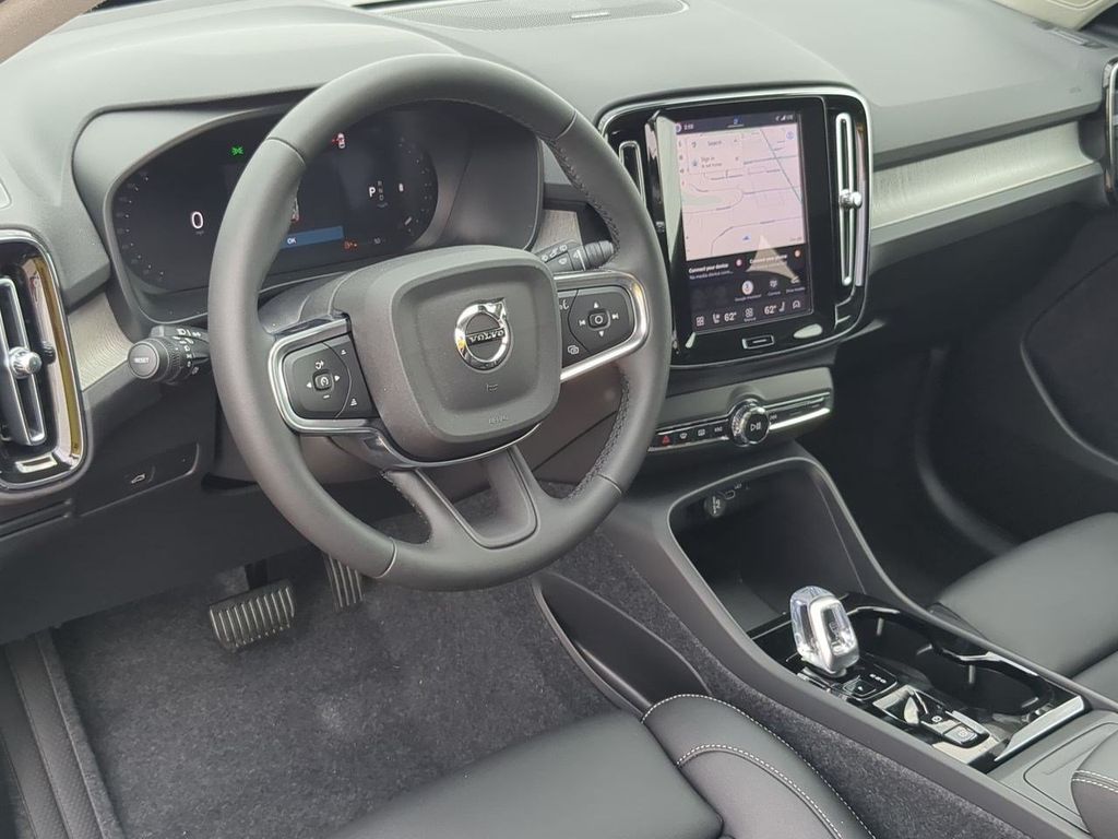 Thumbnail: 2026 Volvo XC40 - 2