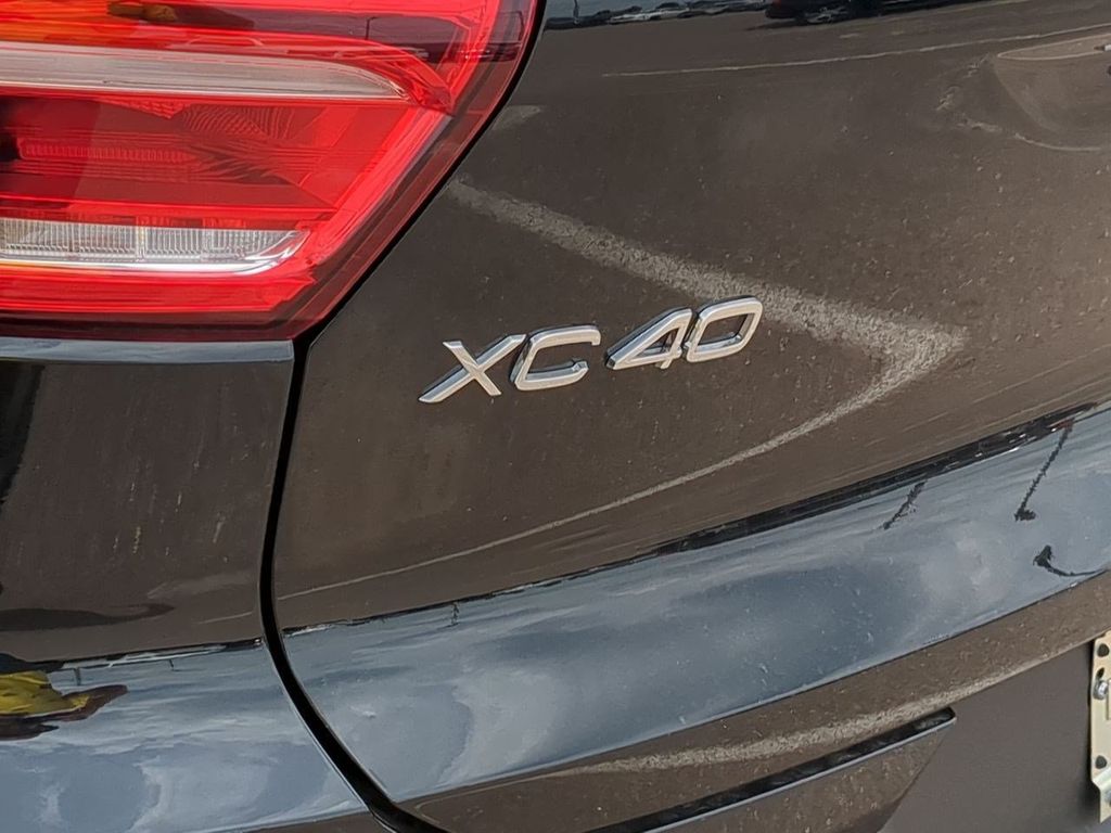 Thumbnail: 2026 Volvo XC40 - 22