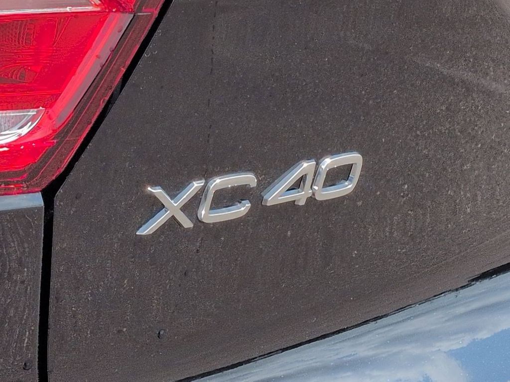 Thumbnail: 2026 Volvo XC40 - 23