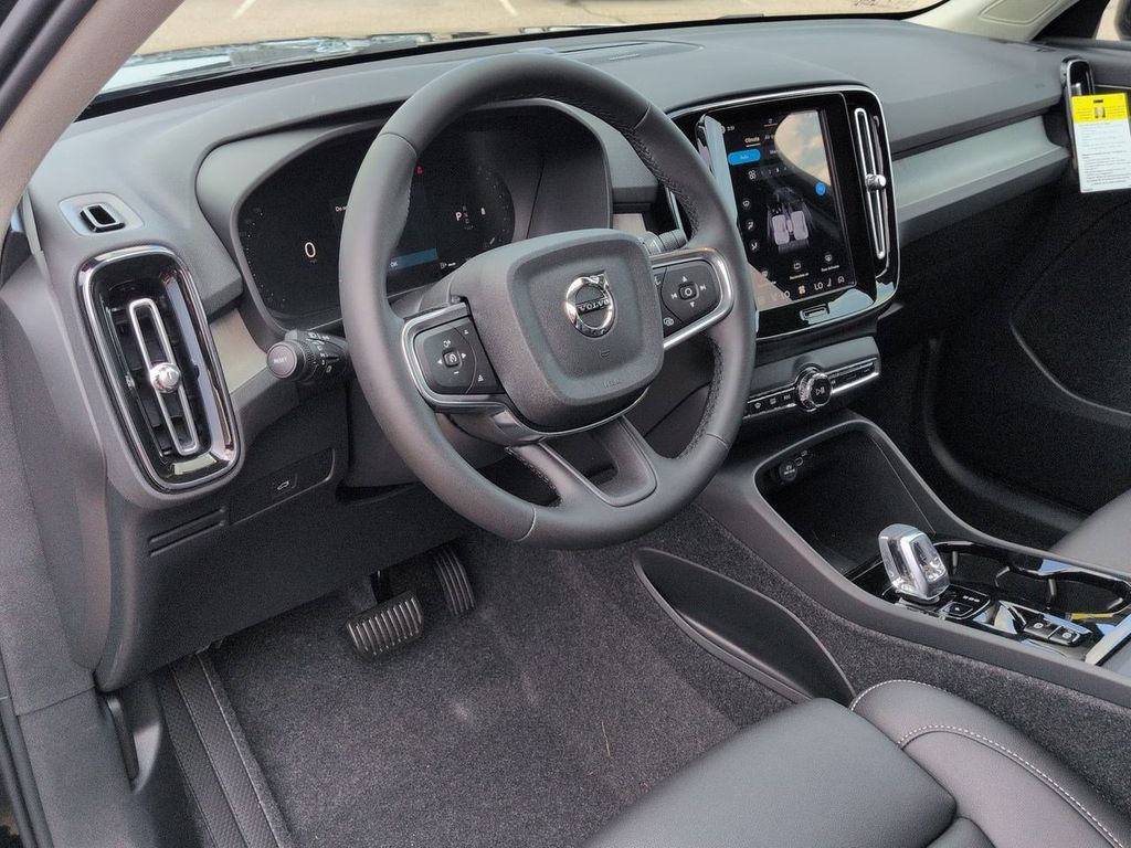 Thumbnail: 2026 Volvo XC40 - 2
