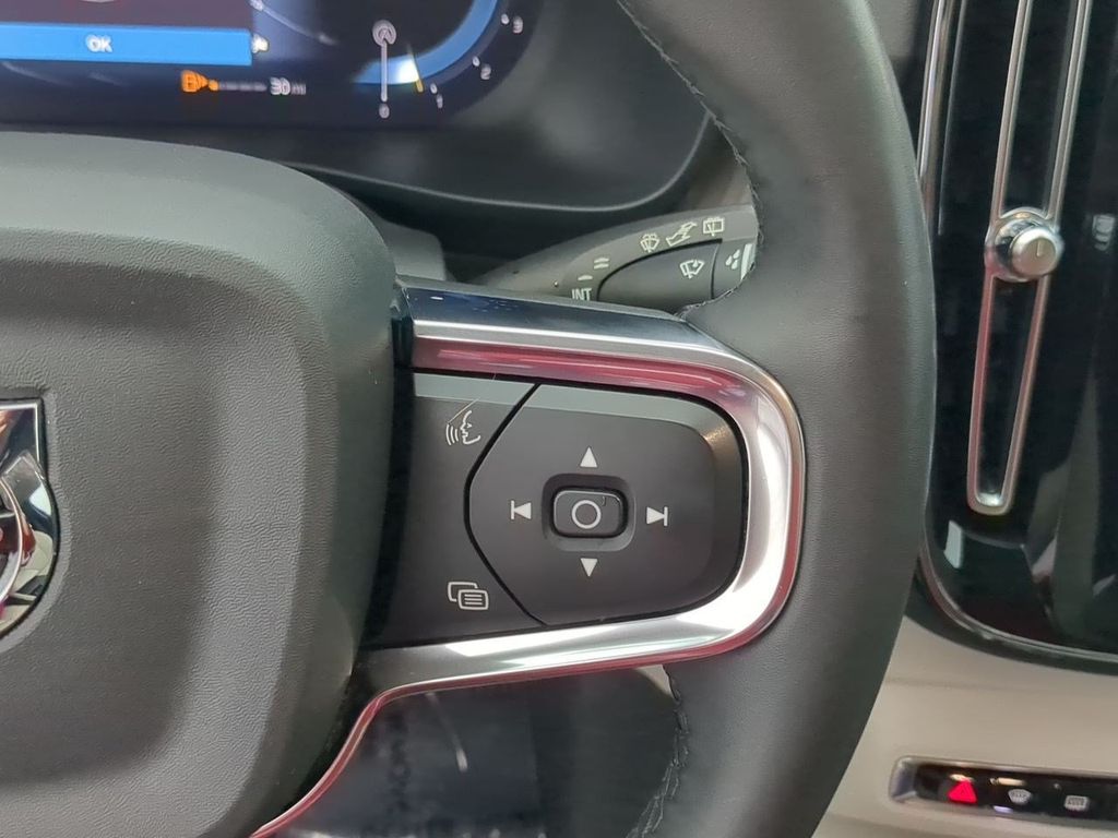 Thumbnail: 2024 Volvo XC40 - 28
