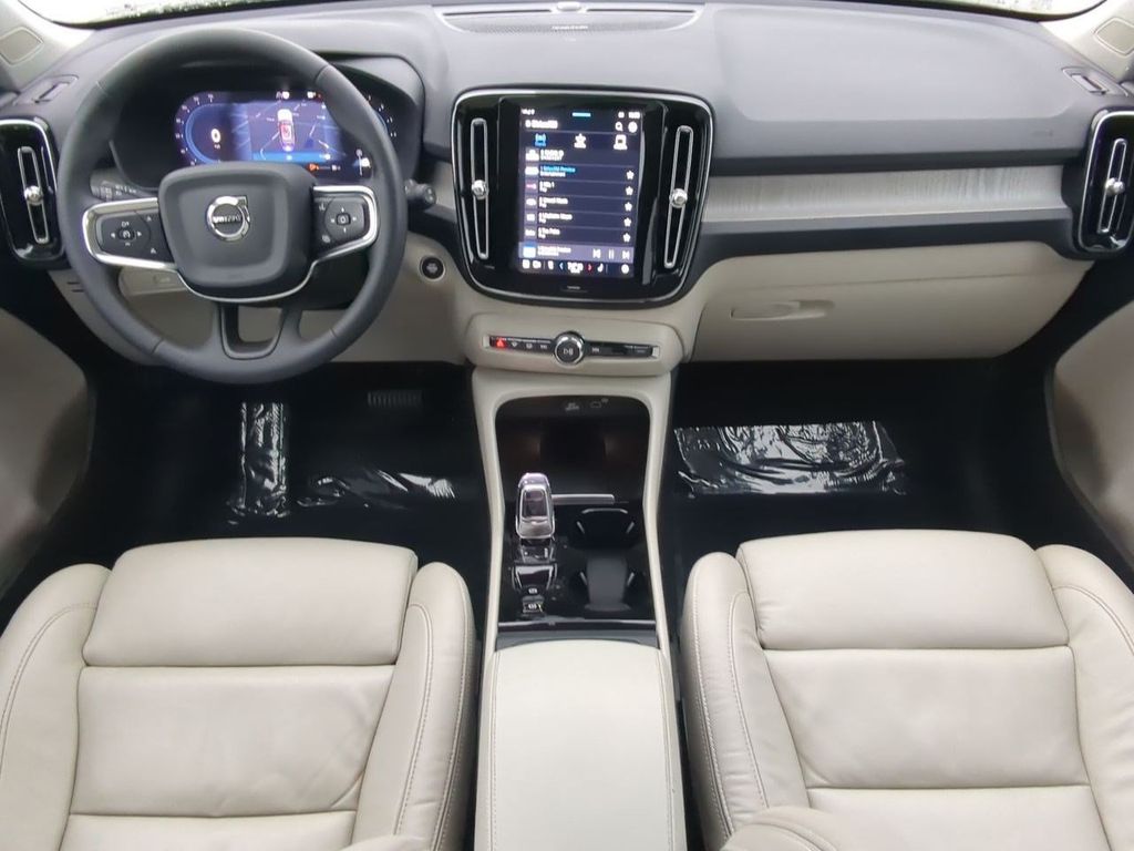 Thumbnail: 2024 Volvo XC40 - 9