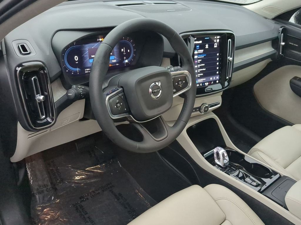 Thumbnail: 2024 Volvo XC40 - 2