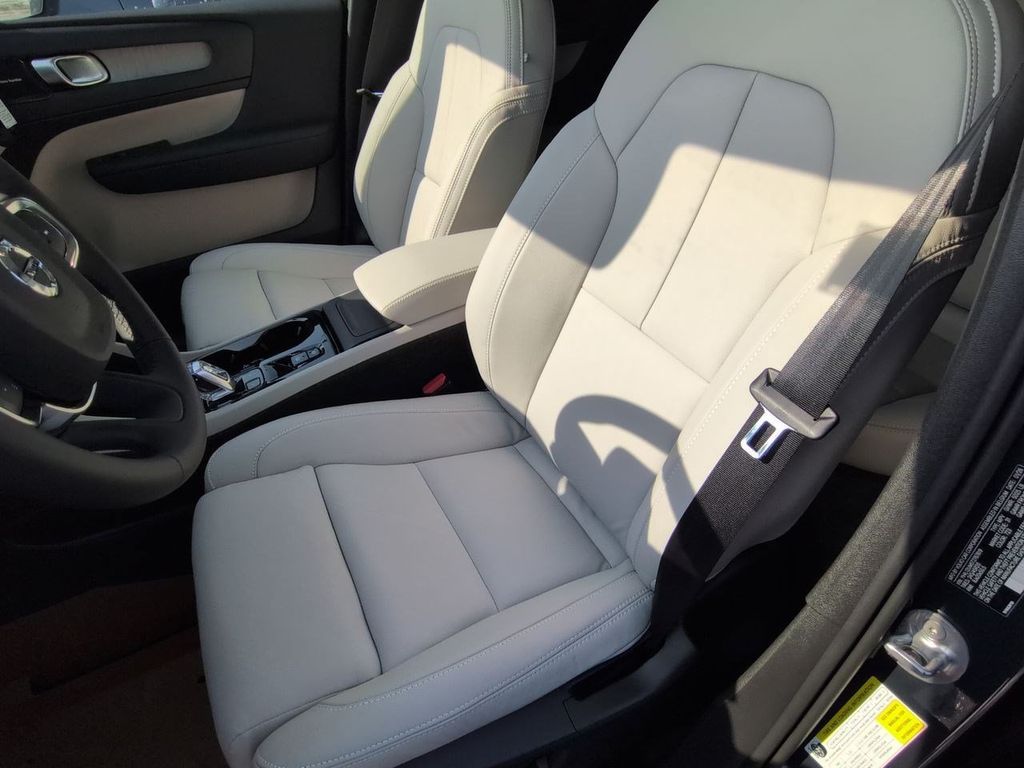 Thumbnail: 2026 Volvo XC40 - 11