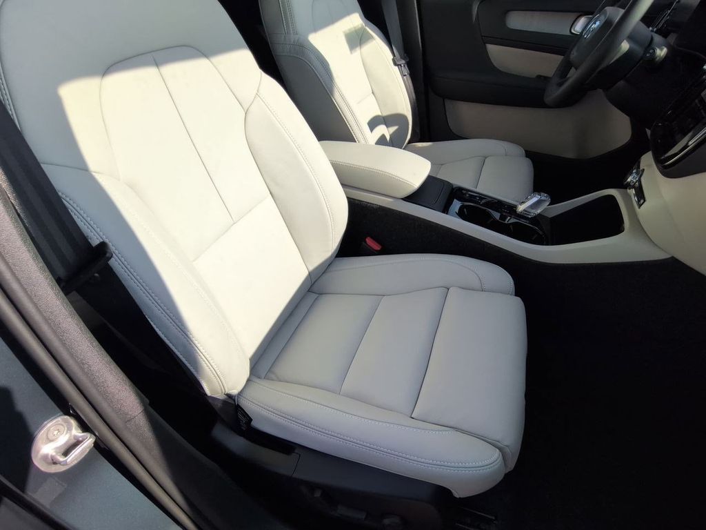 Thumbnail: 2026 Volvo XC40 - 12