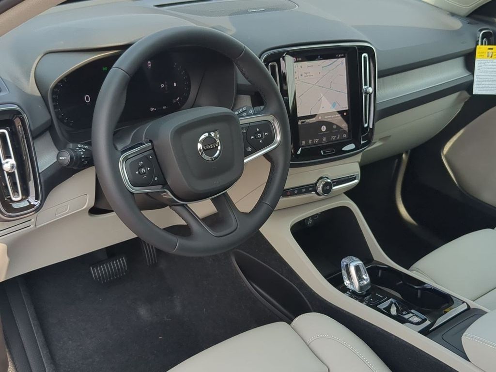 Thumbnail: 2026 Volvo XC40 - 2
