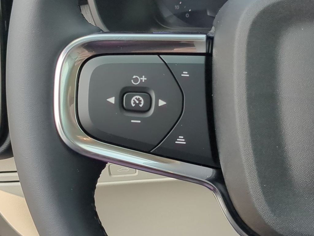 Thumbnail: 2026 Volvo XC40 - 24