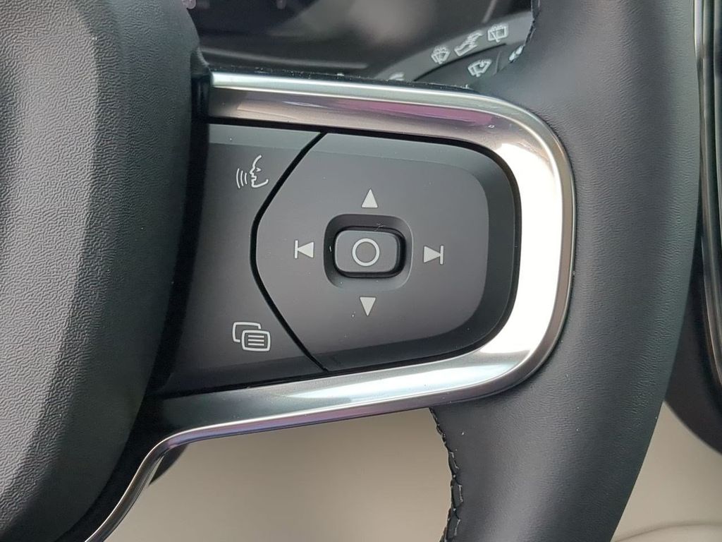 Thumbnail: 2026 Volvo XC40 - 25