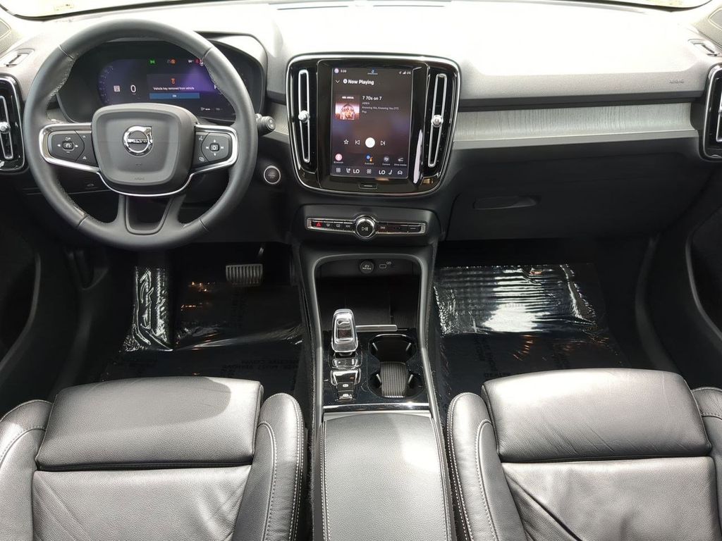 Thumbnail: 2023 Volvo XC40 - 9