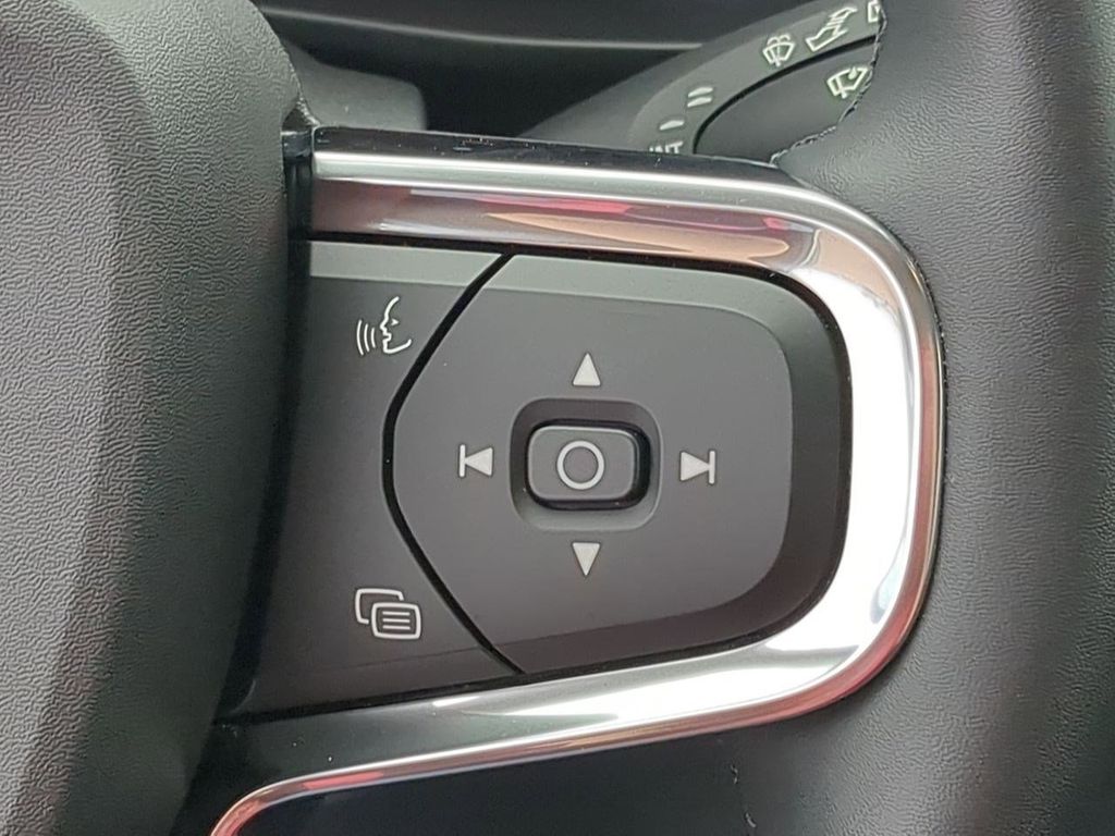 Thumbnail: 2023 Volvo XC40 - 27