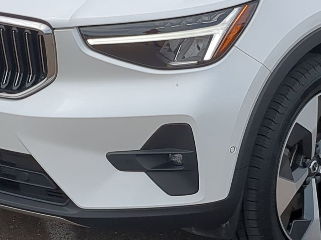 Thumbnail: 2023 Volvo XC40 - 22