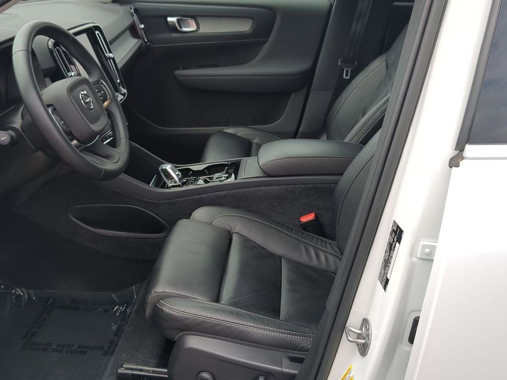 Thumbnail: 2023 Volvo XC40 - 10