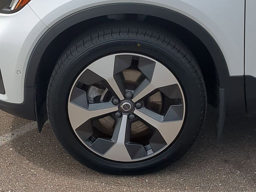 Thumbnail: 2023 Volvo XC40 - 8