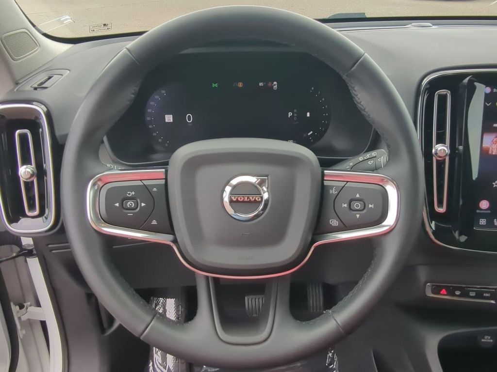 Thumbnail: 2023 Volvo XC40 - 13