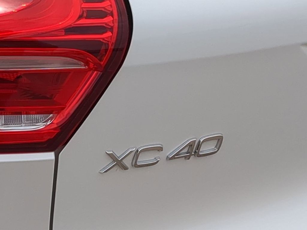 Thumbnail: 2023 Volvo XC40 - 7