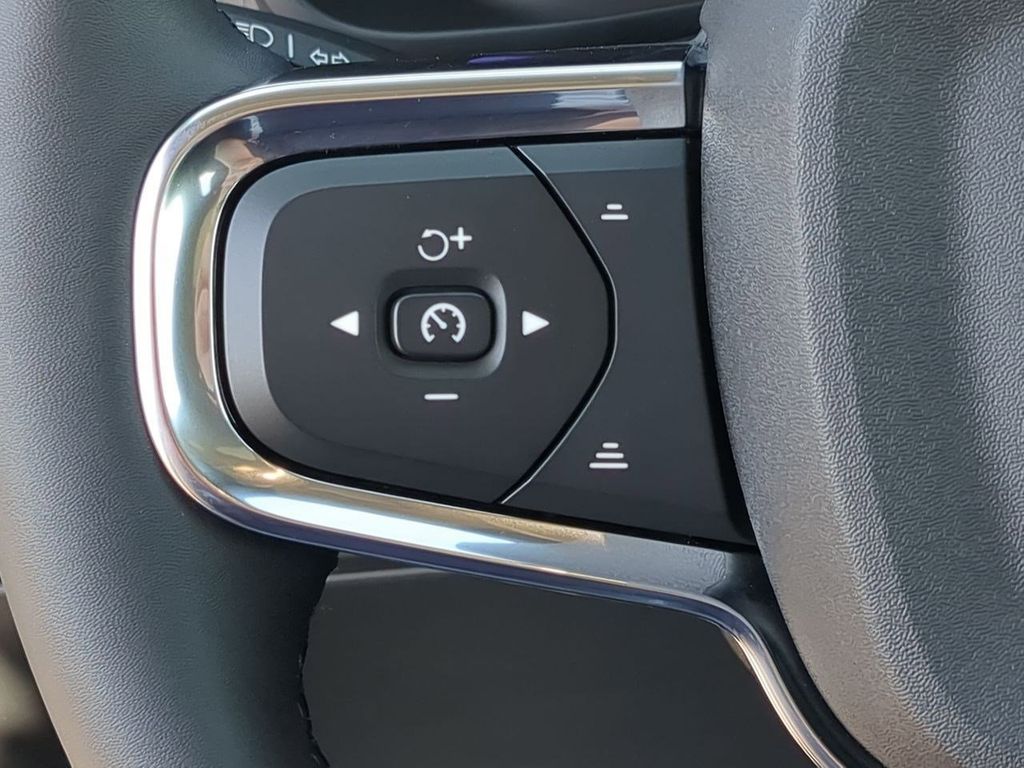 Thumbnail: 2023 Volvo XC40 - 26