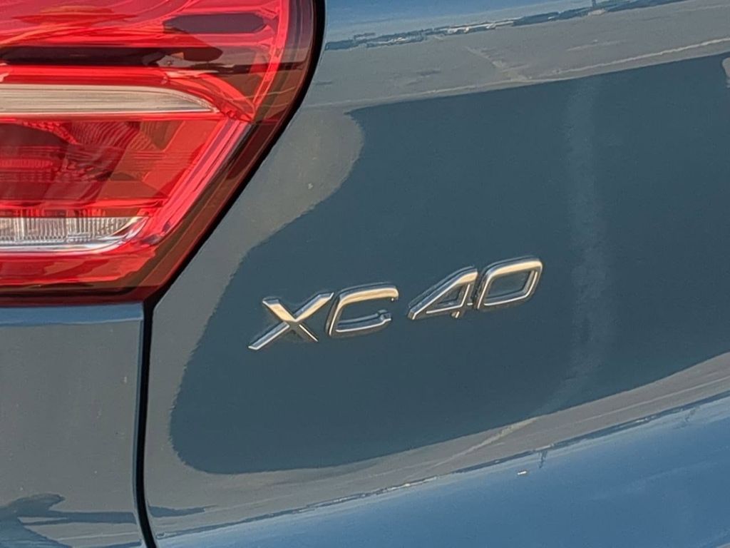 Thumbnail: 2023 Volvo XC40 - 7