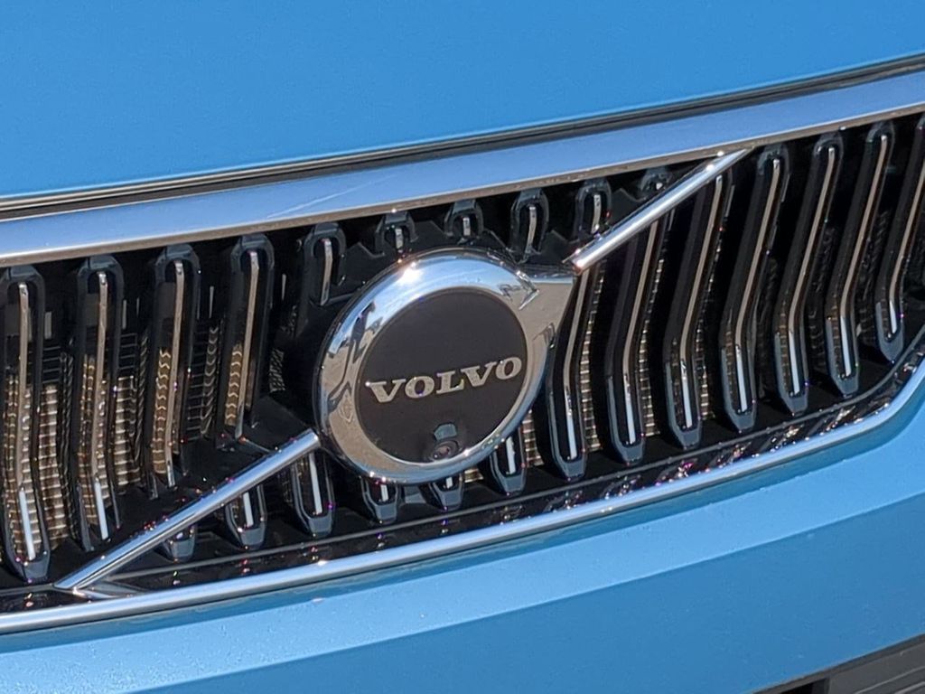 Thumbnail: 2023 Volvo XC40 - 22