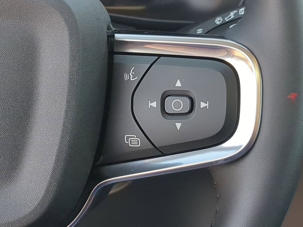 Thumbnail: 2023 Volvo XC40 - 27