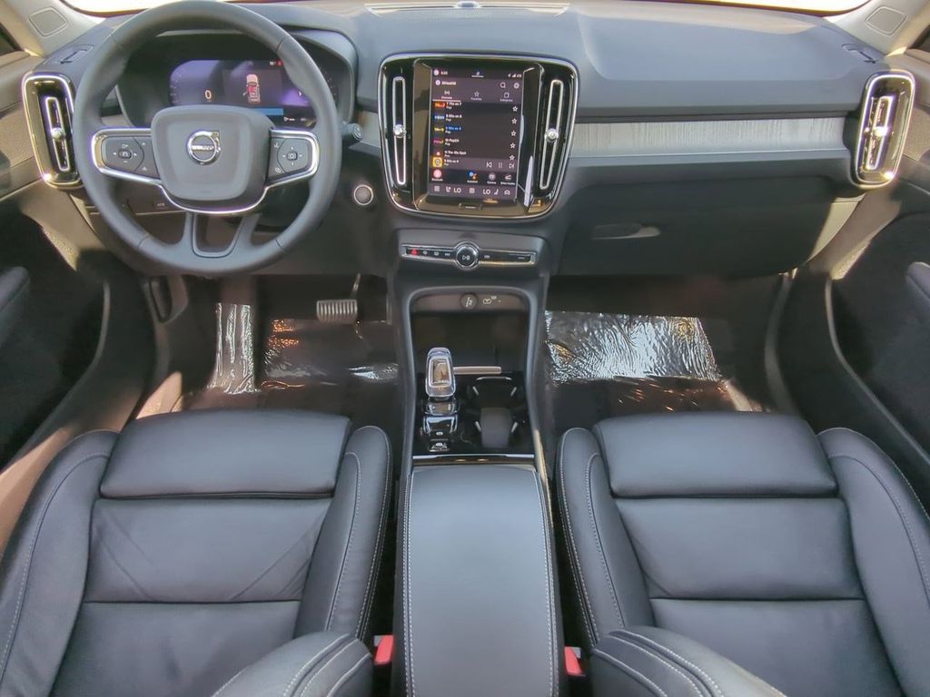 Thumbnail: 2023 Volvo XC40 - 9