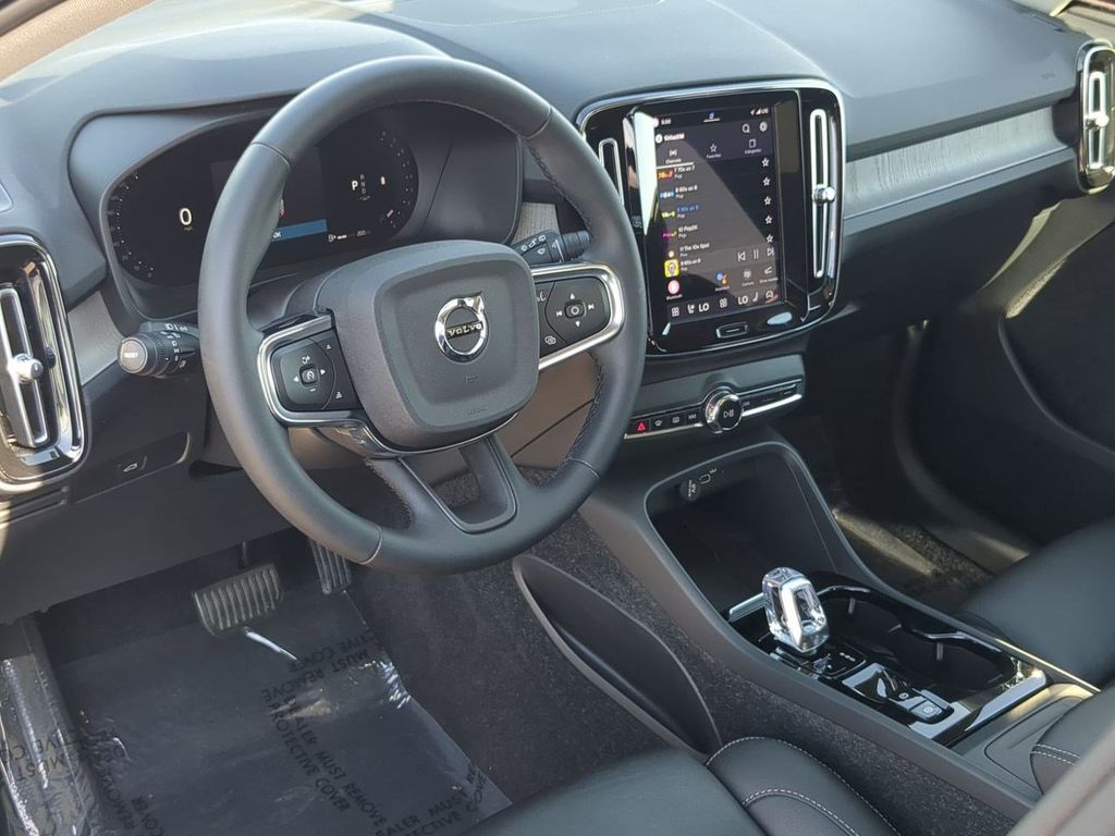 Thumbnail: 2023 Volvo XC40 - 2