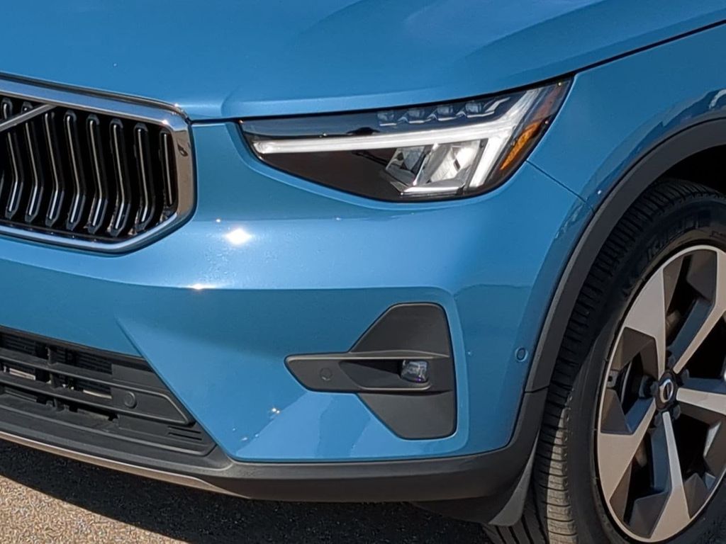 Thumbnail: 2023 Volvo XC40 - 21
