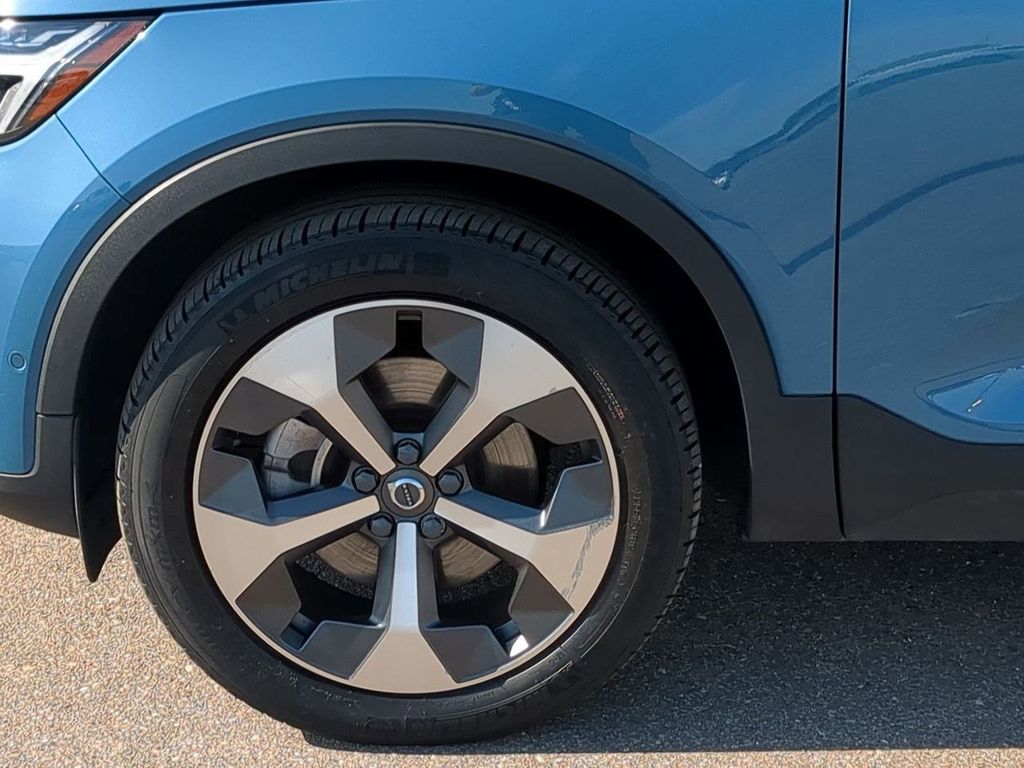 Thumbnail: 2023 Volvo XC40 - 8