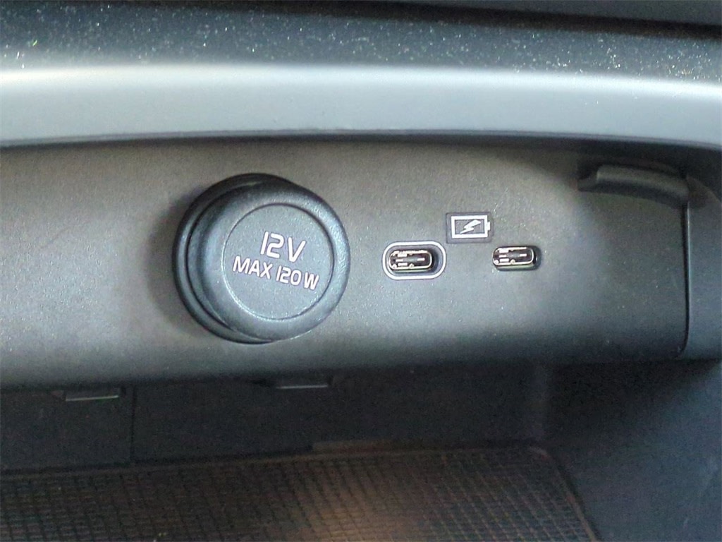 Thumbnail: 2023 Volvo XC40 - 29