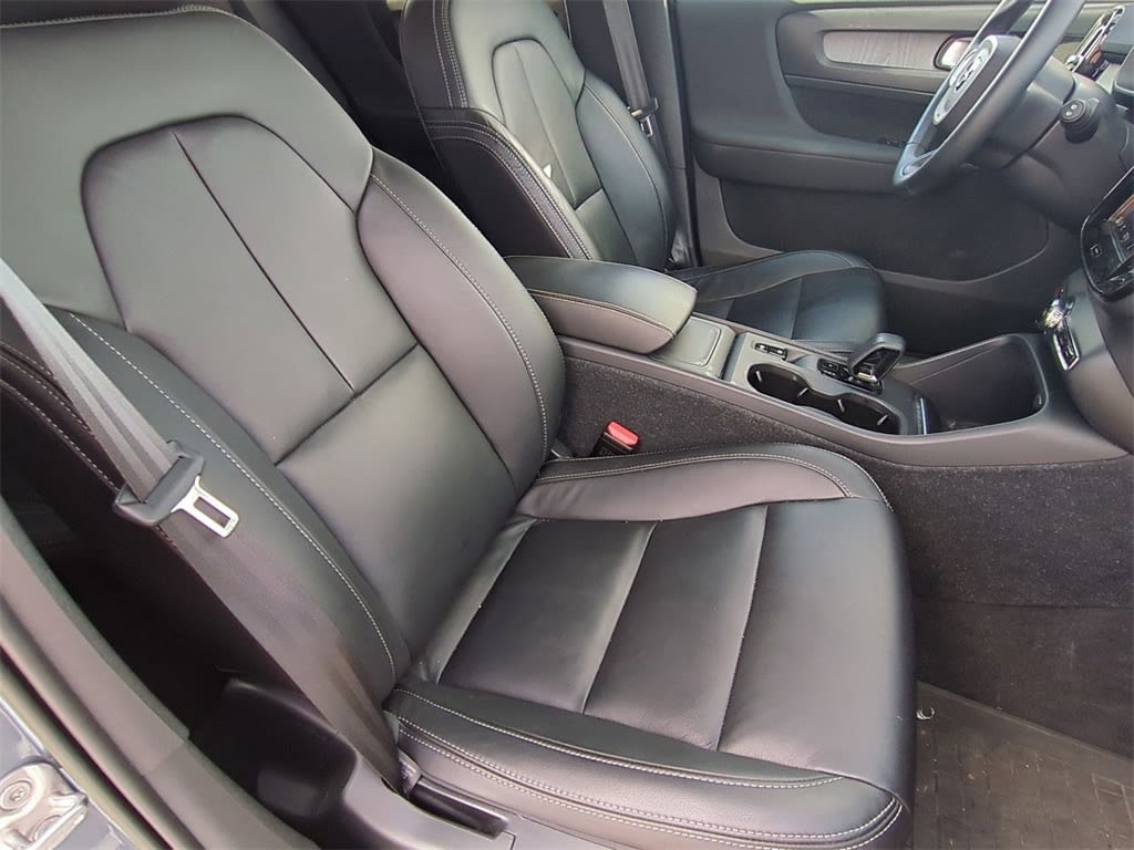 Thumbnail: 2023 Volvo XC40 - 9