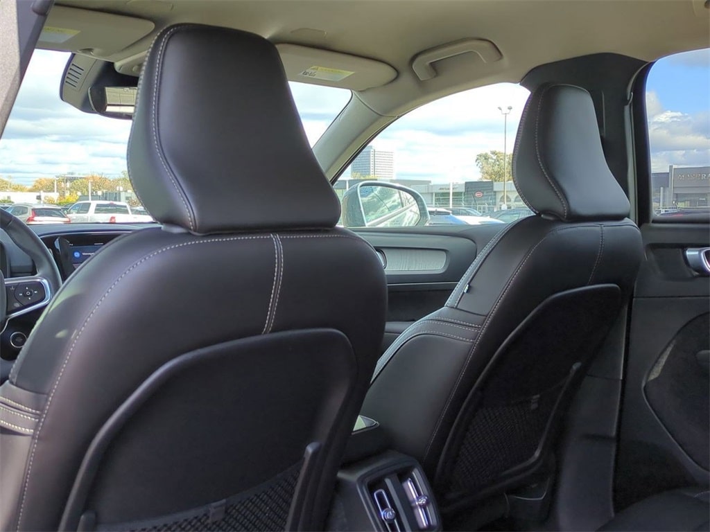 Thumbnail: 2023 Volvo XC40 - 10