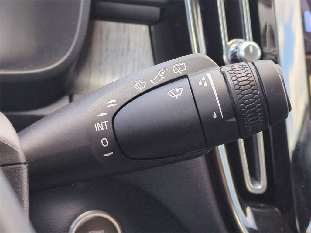 Thumbnail: 2023 Volvo XC40 - 26